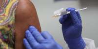 Vacina bivalente contra a covid  Foto: 19 começa a ser aplicada nesta segunda; confira os grupos prioritários - Getty Images/Joe Raedle / Viva Saúde