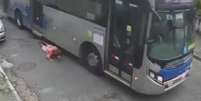 Motorista de ônibus atropela idoso na zona norte de São Paulo.  Foto: Reprodução/Twitter / Estadão