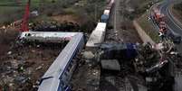 Segundo o governador da província de Tessália, os trens viajavam no mesmo trilho, em alta velocidade, e a colisão foi frontal  Foto: Alexandros Avramidis/REUTERS / BBC News Brasil