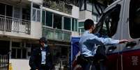 Policiais se re&uacute;nem fora de edif&iacute;cio onde foram encontrados restos mortais de mulher assassinada, em Hong Kong  Foto: REUTERS/Tyrone Siu