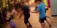 Câmeras de segurança gravaram agressão durante discussão por aparelho de ginástica  Foto: Reprodução