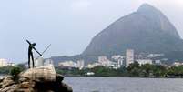 A estátua do Curumim, na Lagoa Rodrigo de Freitas, é a única referência da presença pré-colonial dos tamoios (sem nenhum tipo de placa informativa)  Foto: Tânia Rêgo/Agência Brasil