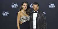 Daniel Alves e a esposa Joana Sanz durante premiação da Fifa anos atrás  Foto: Lance!