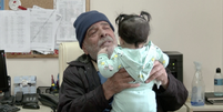 Únicos sobreviventes na família, avô se emociona ao reencontrar neta após separação por terremotos  Foto: Reuters