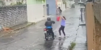 Mulher bate em ladrão com guarda-chuva e evita assalto em Fortaleza (CE); veja vídeo  Foto: Reproducão/Redes Sociais