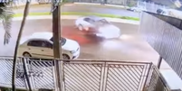 Motociclistas morrem após colidirem com carro durante racha no MS; vídeo  Foto: O Correio News