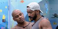 Cezar recebe Ricardo no quarto Fundo do Mar no BBB23  Foto: Divulgação/Globo / Pipoca Moderna