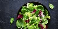 Uma bela salada de folhas verdes turbinam a refeição  Foto: Lilechka75 / iStock