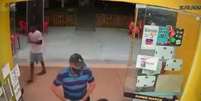 Homem tentou assaltar loja usando pistola de cola quente  Foto: Reprodução/Redes sociais