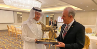 Bento Albuquerque recebe escultura de cavalo das mãos de bin Salman Al Saud  Foto: Ministério de Minas e Energia 