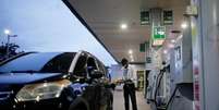 Frentista usa bomba de gasolina em posto da Petrobras, em Brasília
07/03/2023
REUTERS/Adriano Machado  Foto: Reuters