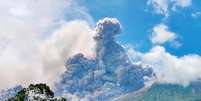 Momento em que o vulcão entra em erupção  Foto: SUMO SULIS/Reuters