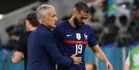 Deschamps e Benzema durante jogo pela França (Foto: FRANCK FIFE / POOL / AFP)  Foto: Lance!