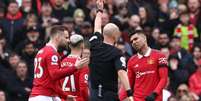 Casemiro é expulso por Anthony Taylor ainda no primeiro tempo (DARREN STAPLES / AFP)  Foto: Lance!