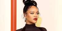 A make "básica" com o clássico bocão vermelho de Rihanna no Oscar 2023; aprenda!  Foto: Getty Images/Arturo Holmes / Manequim