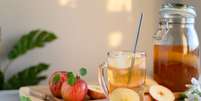 Chá-verde com maçã  Foto: Ramil Gibadullin | Shutterstock / Portal EdiCase