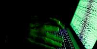 Pessoa digita em um teclado de computador na frente do código cibernético nesta imagem ilustrativa
01/03/2017
REUTERS/Kacper Pempel  Foto: Reuters