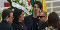 Badau&iacute;, vocalista do CMP 22, prestou &uacute;ltima homenagem &agrave; Canisso ao lado da esposa do m&uacute;sico  Foto: Tom Z&eacute; Fonseca/Agnews