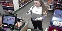 Imagem de câmera de segurança mostra Eleanor fazendo compras no período em que, segundo seu relato, ela teria sido sequestrada  Foto: Cumbria Police/PA Wire / BBC News Brasil