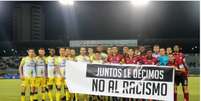 Carabobo-VEN fez ação contra o racismo após os insultos racistas de parte da sua torcida- (Foto: Pedro Souza/Atlético-MG)  Foto: Lance!