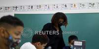 Professora ajuda alunos em sala de aula em São Paulo
23/06/2022
REUTERS/Amanda Perobelli  Foto: Reuters