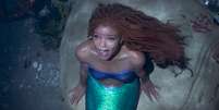 Halle Bailey como Ariel em cena de A Pequena Sereia.  Foto: Adoro Cinema