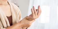Mulheres têm mais dor crônica; entenda o porquê -  Foto: Shutterstock / Saúde em Dia