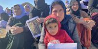 Yazidi women in Iraq by a suspected mass grave site  Foto: BBC News Brasil