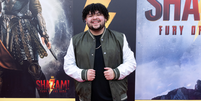 Rico Rodriguez na première de Shazam! Fúria dos Deuses em Los Angeles..  Foto: Adoro Cinema