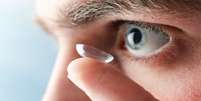Americano fica cego por conta de lente de contato; veja os riscos -  Foto: Shutterstock / Saúde em Dia
