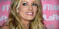Stormy Daniels, estrela porn&ocirc;, est&aacute; no centro do processo que envolde o ex  Foto: presidente Donald Trump ( Robyn Beck/AFP) / Perfil Brasil