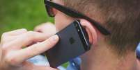 Pessoa fazendo telefonema no iPhone   Foto: Unsplash / freestocks / Tecnoblog