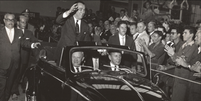 Presidente Juscelino Kubitschek desfila num Fusca conversível  Foto: VW / Guia do Carro