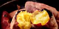 A batata-doce cont&eacute;m vitaminas e minerais importantes para a sa&uacute;de digestiva  Foto: K321| Shutterstock / Portal EdiCase