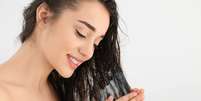 Aprenda a lavar os cabelos e deixe os fios mais bonitos e saudáveis -  Foto: Shutterstock / Alto Astral