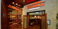 Outback nega pedir que funcionários fiquem de joelhos para atender clientes  Foto: Divulgação