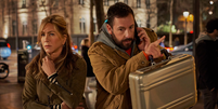 Jennifer Aniston e Adam Sandler em cena de Mistério em Paris.  Foto: Adoro Cinema