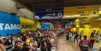 Usuários caminham na transferência entre a linha 1-Azul do metrô e a CPTM, onde os trens fazem ligação com a zona leste de São Paulo.  Foto: TABA BENEDICTO / ESTADAO / Estadão
