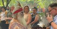 Homem kaurna realiza ritual para espectadores em Adelaide, Austrália  Foto: REUTERS/Jill Gralow