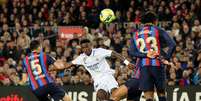 Vinícius Jr. disputa jogada contra o Barcelona   Foto: REUTERS/Nacho Doce