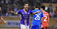 Lucão espera conquistar títulos com o Hanoi FC (Divulgação/Hanoi FC)  Foto: Lance!