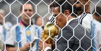 Salt Bae beija a taça após a final da Copa do Catar  Foto: Getty Images / BBC News Brasil
