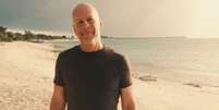 Bruce Willis em uma praia  Foto: Reprodução/ Instagram @demimoore