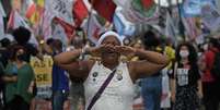 Imagem mostra mulher negra em protesto contra a discrimina&ccedil;&atilde;o racial.  Foto: Imagem: Carl de Souza/AFP / Alma Preta