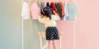 Deixar a criança escolher a próprias roupas reforça sua autonomia -  Foto: Shutterstock / Alto Astral