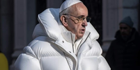 Viral nas redes sociais desde ontem, a imagem do Papa Francisco vestindo um casacão "over-sized" inspirado na moda do hip hop não existe  Foto: Reprodução