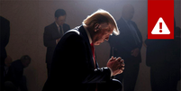 Na quinta-feira, Trump compartilhou uma imagem gerada por intelig&ecirc;ncia artificial em sua pr&oacute;pria plataforma de m&iacute;dia social, na qual aparece ajoelhado rezando  Foto: Truth Social / BBC News Brasil