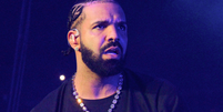 Os motivos que levaram Drake a cancelar o show no Lollapalooza vão te revoltar. Todas as informações a seguir são da coluna Leo Dias, do Metrópoles.  Foto: Getty Images / Purepeople