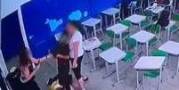 Vídeo mostra professora imobilizando aluno para salvar vítima de ataque em escola  Foto: Reprodução