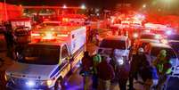 Autoridades e bombeiros removem migrantes feridos, a maioria venezuelanos, do centro de detenção após incêndio  Foto: Reuters / BBC News Brasil